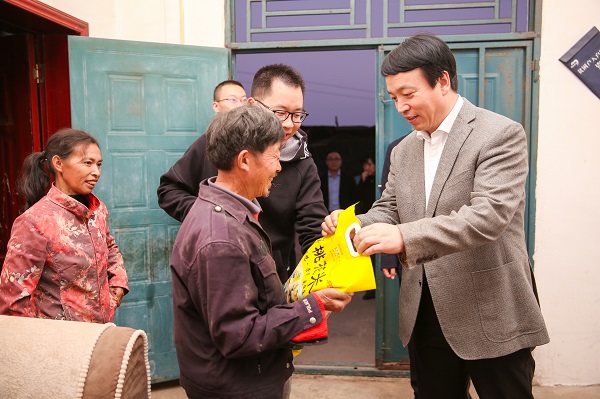 中國華融黨委副書記、監(jiān)事長胡建忠一行赴四川宣漢縣調(diào)研督導扶貧工作